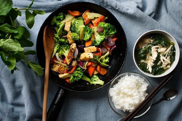 Arroz integral con tofu salteado