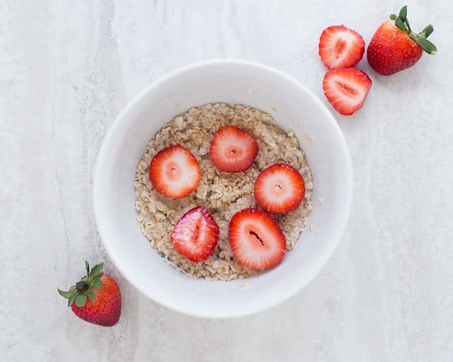 Tazón de avena de frutas y nueces